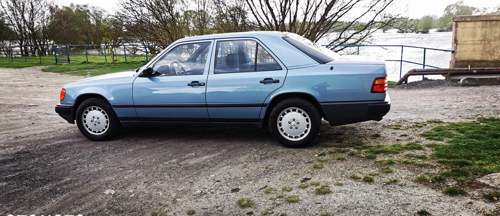 Mercedes-Benz Klasa E cena 21900 przebieg: 138000, rok produkcji 1988 z Choszczno małe 92